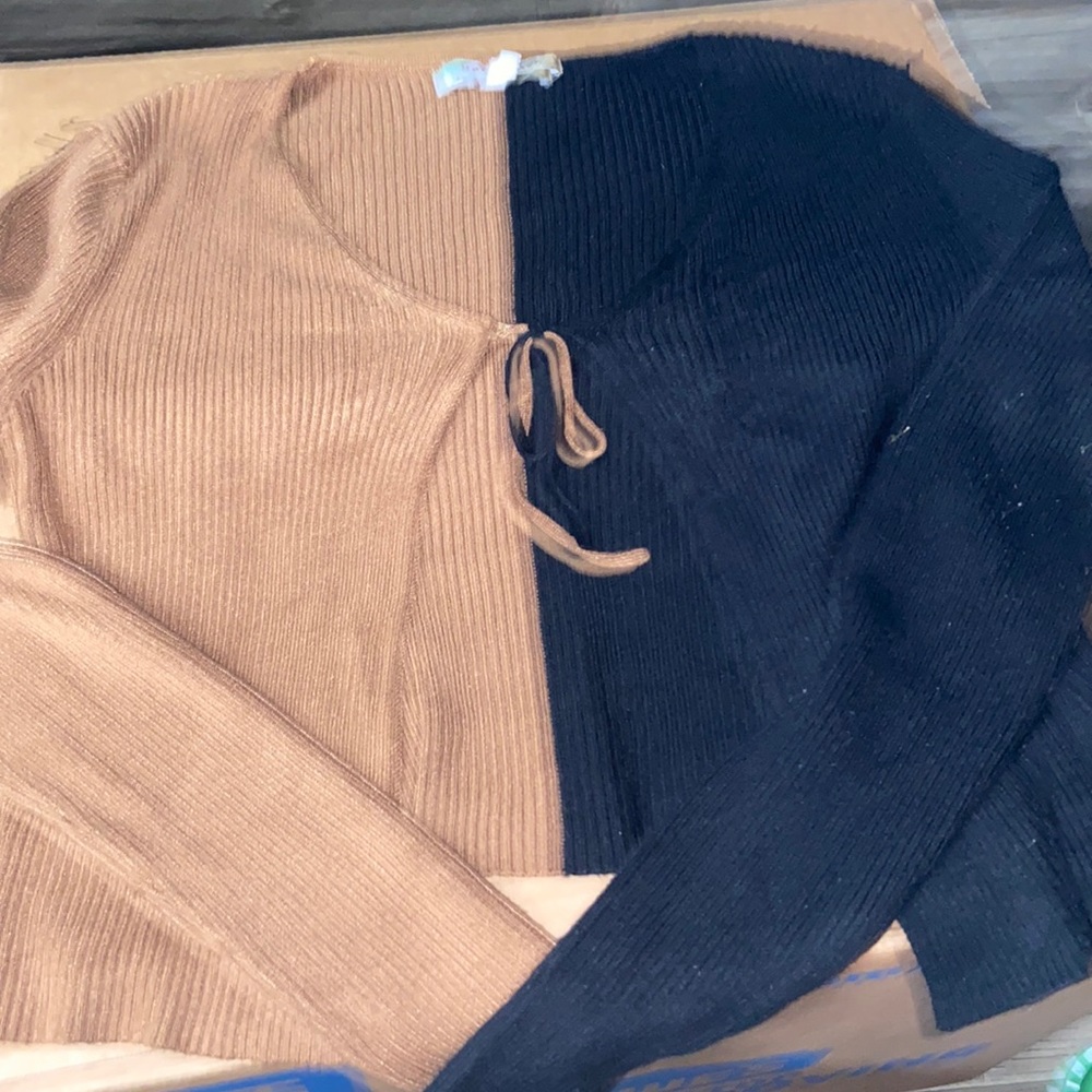 a medium hazel moon long sleeve crop top
